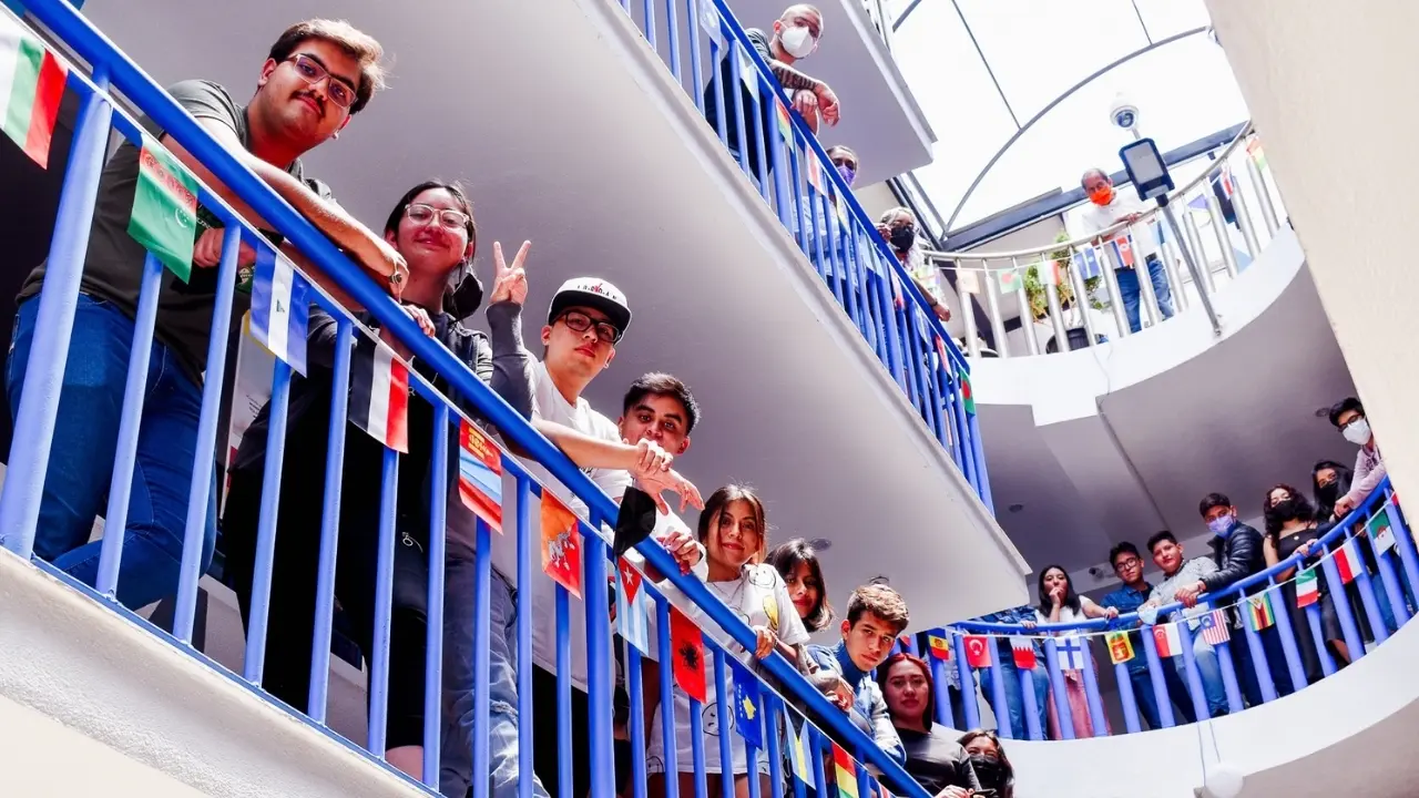 Alumnos de Libérika reunidos en los pasillos del plantel