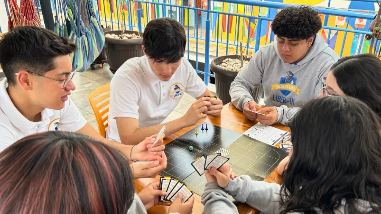 Estudiantes de Libérika compartiendo una actividad en equipo